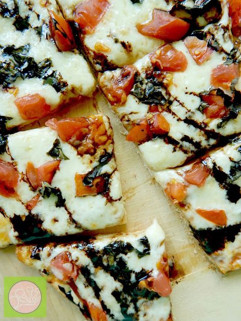 Grilled Margarita Flatbread Pizza, Margarita Flatbread Pizza Recipes, Margarita Flatbread Pizza With Balsamic Glaze, Pizza Balsamic Drizzle, Pizza With Balsamic Drizzle, Flat Bread Margarita Pizza, Margarita Pizza With Balsamic Glaze, Grilled Margarita Pizza, Vegan Margarita Pizza