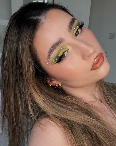 Green Makeup Looks Rhinestones, Green Eyemakeup Glitter, Paddy’s Day Makeup, Green Eye Makeup Rhinestones, Green Contour Make Up, Green Sparkle Eye Makeup, Fairy Makeup With Rhinestones, Y2k Makeup Green, Colourpop Fresh Greens