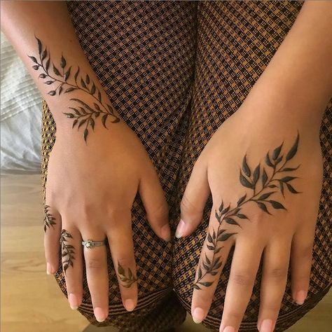 Henna Vines And Leaves, Fern Henna, Leaf Henna Design, Hena Tato, Henna Arm Tattoo, Minimalistic Tattoo Ideas, Cute Henna Designs, Cute Henna Tattoos, Minimalistic Tattoo