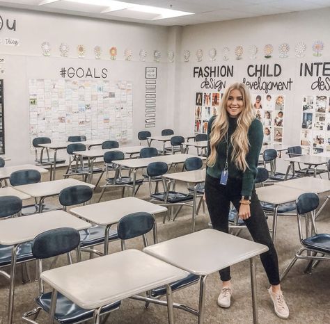 Aesthetic Classroom High School, Dream Classroom High School, High School Teacher Aesthetic Classroom, American High School Aesthetic Classroom, Elementary School Teacher Aesthetic Classroom, Teacher And Student Aesthetic, Teacher Aesthetic Female, Teacher Vision Board, Teacher Aesthetic