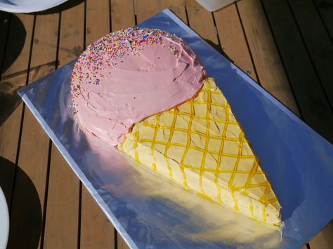 Ice Cream Cake Designs, Drip Cake Tutorial, Shaped Birthday Cake, Digger Cake, Violet Cakes, Ice Cream Crafts, Ice Cream Cone Cake, Strawberry Birthday Cake, Bday Party Kids