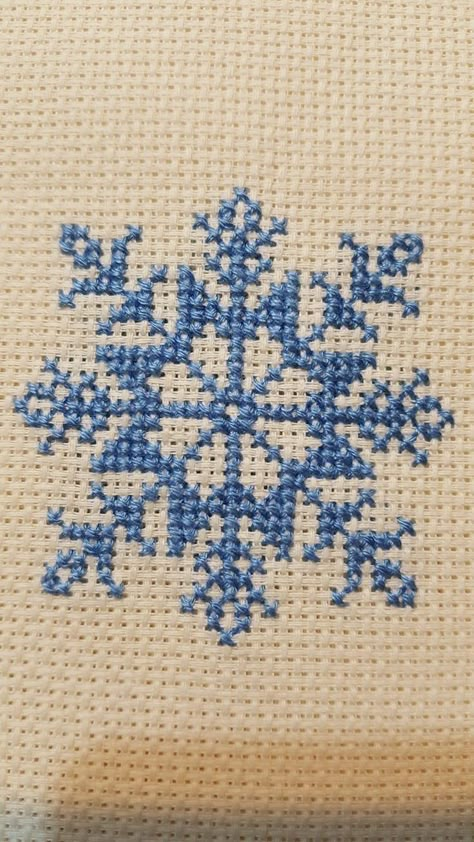 Snowflake Cross Stitch, Cross Stitch Border Pattern, Cross Stitch Quotes, Cross Stitch Geometric, Christmas Embroidery Patterns, Cross Stitch Kitchen, Holiday Cross Stitch, Xmas Cross Stitch, Cross Stitch Christmas Ornaments