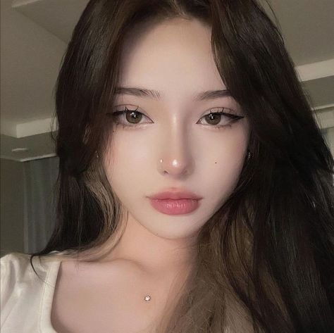 beautiful girl makeup Simple Ulzzang Makeup, Simple Makeup Looks Asian, Deer Face Makeup Korean, Makeup Ulzzang Korean, Douyin Makeup On White Features, Douyin Makeup White Woman, New Jeans Makeup Look, Vietnamese Makeup Looks, Ulzzang Makeup Natural