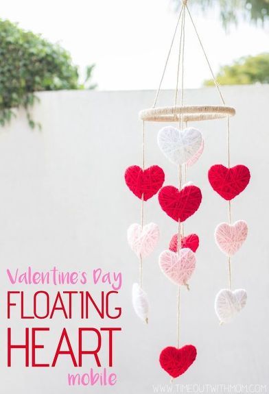 Make this cute Valentine's Day decoration to hang in your home or classroom! It's an easy project sure to last for the years to come. Children love creating their own yarn hearts and each one is truly one of a kind! You can find more photos and the whole tutorial at Timeout with Mom: http://www.timeoutwithmom.com/2017/01/floating-heart-mobile.html What you need: - Embroidery Hoop - Red Yarn - White Yarn - Pink Yarn - 8-12 Wooden Hearts - Twine - Glue Gun - Packing Needle (optional… Diy Yarn Garland, Yarn Hearts, Heart Mobile, Paper Heart Garland, Mobile Craft, Valentine Gifts For Kids, Valentines Crafts, Diy Valentines Decorations, Diy Garland