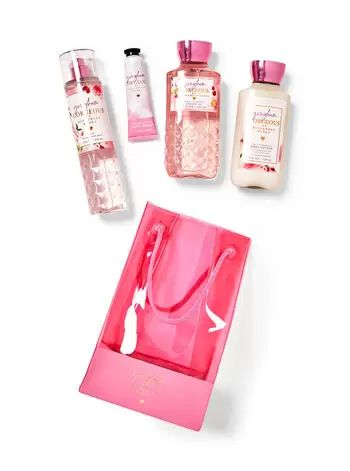 Gingham Gorgeous Gift Bag Set | Bath & Body Works Gingham Gorgeous, Pink Strawberries, Bath And Body Work, Girly Bags, Birthday List, Fragrance Mist, Gorgeous Gift, Fragrance Notes, Bag Set