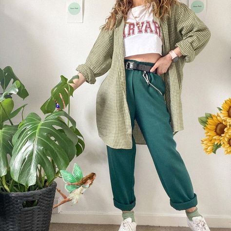 Mathilda Mai Outfits, Casual Cottagecore Outfits, Mathilda Mai, Vintage Outfits 90s Retro, Green Pants Outfit, Casual Cottagecore, Vintage Outfits 90s, Estilo Indie, Cottagecore Outfits