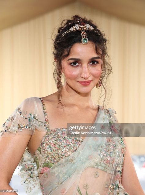 Alia Bhatt Met Gala, Ethic Dress, Met Gala Makeup, Gala Makeup, Flirty Quotes For Her, Bridal Makeup Images, Mehendi Outfits, Elegant Outfit Classy, Traditional Indian Dress