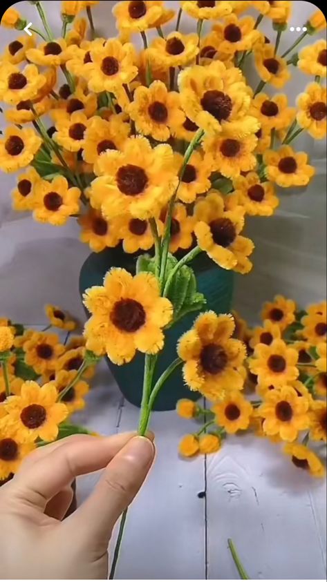 Pipe Cleaner Daisies, Sunflower Pipe Cleaner, Pipe Cleaner Sunflowers, Flower Crafts Diy, Chenille Flower, Hard Crafts, Chenille Crafts, Pipe Cleaner Flowers, Sunflower Crafts