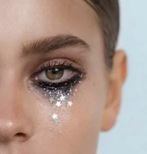 Glitter Witch Makeup Halloween, Silver Witch Costume, Silver Star Eye Makeup, Silver Witch Makeup, Silver Face Glitter, Space Aesthetic Makeup, Celestial Makeup Halloween, Simple Space Makeup, Robot Makeup Look Simple