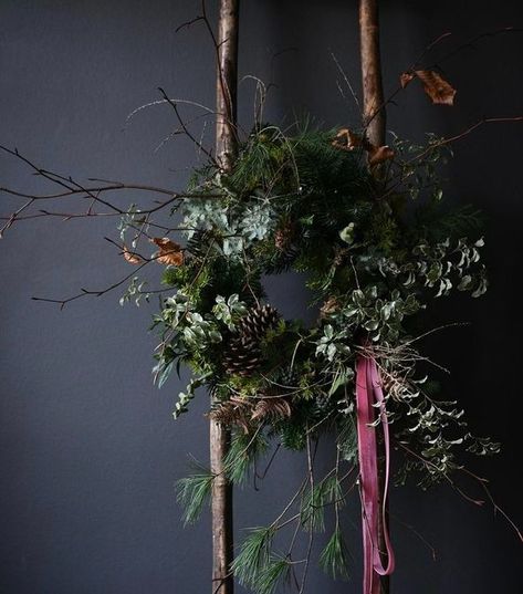 Natural Christmas Wreaths, Wreath Ribbon, Minimalist Christmas Decor, Deco Nature, Dried Flower Wreaths, Xmas Wreaths, Christmas Swags, Minimalist Christmas, Holiday Inspiration