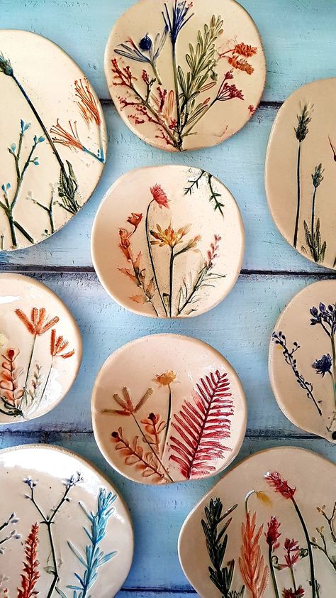 Plant Impressions In Clay, Botanical Pottery Painting, Ceramics 1 Projects, Ceramic Art Nature, Decorative Ceramic Bowls, Ceramic Nature Ideas, Ceramic Bowl Decoration, Painted Air Dry Clay, Air Dry Clay Home Decor Diy