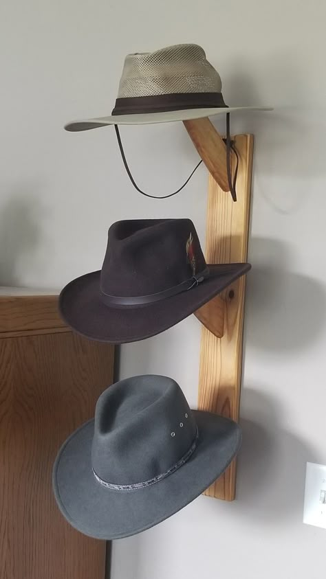 Cowboy Hat Storage Ideas Diy, Hat Rack Ideas, Diy Hat Rack, Akubra Hats, Dog And Horse, Cowboy Accessories, Florida Decor, Long Horn, Hobby Tools