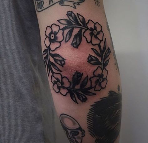 Traditional Tattoo Elbow, Elbow Tattoo Ideas, Tatuaje Studio Ghibli, Traditional Tattoo Inspiration, Traditional Tattoo Flowers, Elbow Tattoo, Tattoo Concepts, Elbow Tattoos, Knee Tattoo