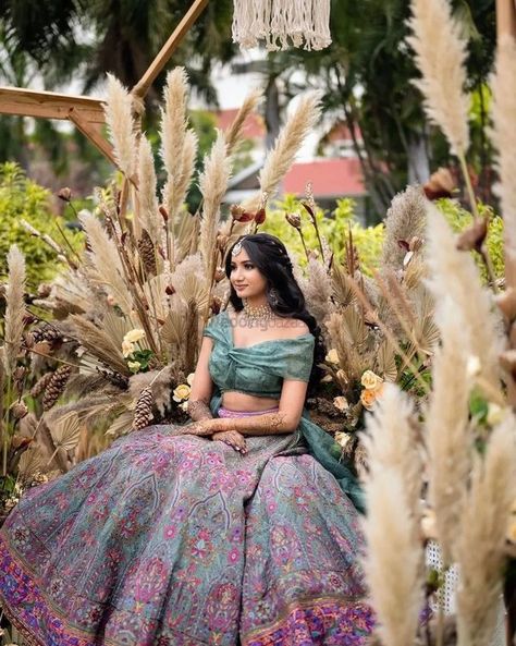 Lehenga Without Dupatta, Unique Lehenga, Outfits For Bride, Lehenga Color Combinations, Stylish Lehenga, Mehndi Outfit, Unique Mehndi, Mehendi Outfits, Unique Wedding Decor