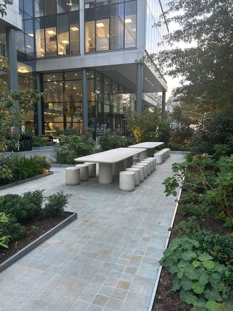 Spitalfields London, outdoor seating in a public outdoor space Communal Space Outdoor, Public Courtyard, Public Sitting Area, Outdoor Seating Ideas Public, Courtyard Public Space, Campus Outdoor Space, Outdoor Meeting Space, Travel Lounge, Courtyard Gardens Design