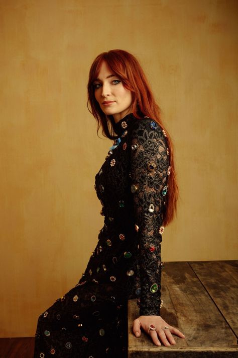 Sophie Turner Aesthetic, Scarlet Hair, Feminine Outfits, Glam Squad, Sansa Stark, Dark Feminine, Makeup Styles, Sophie Turner, Futurism