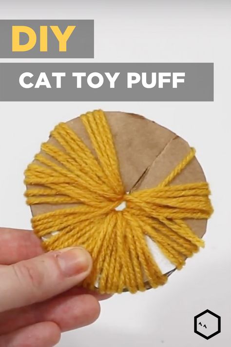 Simple Cat Toys To Make, Diy Cat Treat Toy, Diy Yarn Cat Toys, Fabric Cat Toys, Cat Toys Diy Easy Simple, Yarn Cat Toys Diy, Home Made Cat Toys Ideas, Yarn Cat Toys, Diy Cat Toys Easy