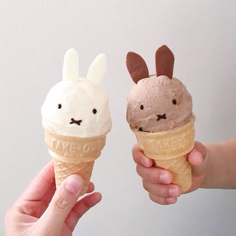 Kue Macaroon, Cute Snacks, Cream Aesthetic, Ice Cream Cones, Kawaii Food, Cute Desserts, Ice Cream Shop, Puddings, Cafe Food