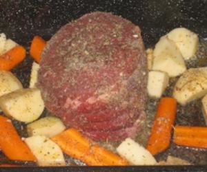 Rib Roast Slow Cooker, Roast With Veggies, Cross Rib Roast, Mushroom Gravy Recipe, Boneless Ribs, Rib Roast Recipe, Beef Pot Roast, Slow Cooker Roast, Roast Recipe