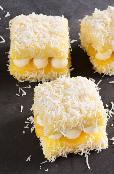 Bakery Dessert Recipes, Lemon Lamingtons, Lamington Cake, Lemon Meringue Cheesecake, Lemon Bar, Cakes Slices, Small Cakes, Slices Recipes, Köstliche Desserts