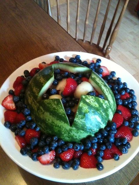 July 4th Watermelon basket / Fruit carving Watermelon Carving Graduation, Dinosaur Watermelon, Watermelon Carving Wedding, Watermelon Carving Easy, Fruit Basket Watermelon, Peacock Baby Shower, Watermelon Baby Carriage, Watermelon Whale, Carved Watermelon