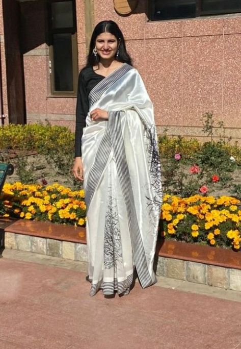 Ias Officer Saree Look, Indian Formal Wear, Black Cotton Saree, Official Wear, Ias Officer, Formal Saree, Ias Officers, Simple Saree Designs, Career Vision Board