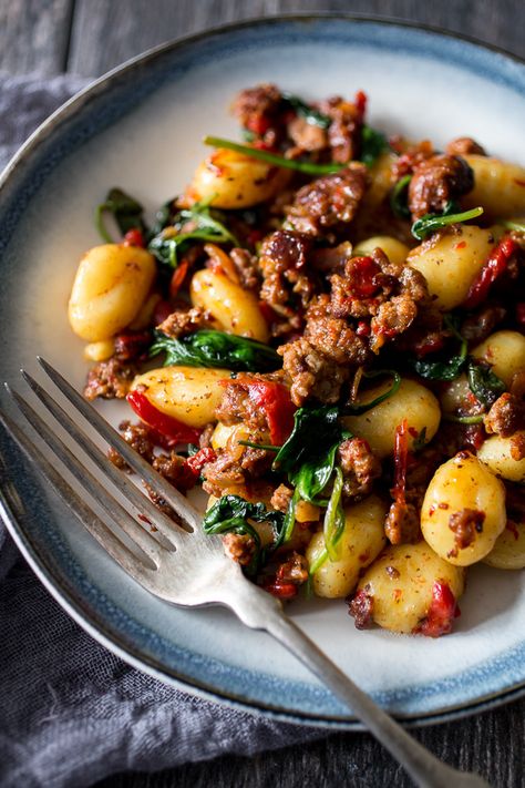 This chorizo roasted red pepper spinach gnocchi is the perfect 30 minute weeknight meal. Packed full of flavor and super simple to make. Your whole family will love this dish! Chorizo Gnocchi, Spinach Gnocchi, Gnocchi Dishes, Soy Chorizo, Resep Pasta, Chorizo Recipes, Gnocchi Recipes, Roasted Red Pepper, Roasted Red Peppers