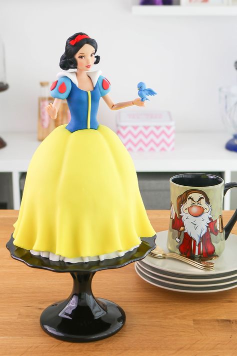 DISNEY PRINCESS: SNOW WHITE DOLL CAKE - Tan Dulce by Grisel Disney Doll Cake, Disney Princess Doll Cake, Pink Princess Birthday Party, Doll Cake Designs, Princess Doll Cake, Disney Princess Birthday Cakes, Girly Birthday Cakes, Snow White Cake, Princess Cakes