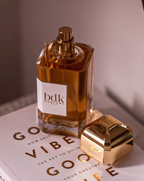 @itsmartabeaute First promised review: @bdkparfumsparis Velvet Tonka! If you saw my Monday post, you know how grateful and lucky I am for being invited to the first Press Day Event from @skinlife featuring some of the brands they work with, including BDK. And they kindly gifted me one of their creations (let me tell you that, by now, they know me way too well, since we all got our personalized goodie bag and the products they chose for me are everything I ever wanted!) If Velvet Tonka, Packages Ideas, Monday Post, Sweet Perfume, Perfume Bottle Design, Fragrances Perfume Woman, Perfume Packaging, Fragrance Bottle, Victoria Secret Perfume