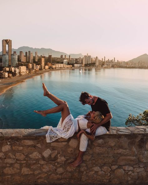 Couple Foto, Couples Travel Photography, Couple Travel Photos, Travel Pose, View Point, Couples Vacation, Foto Poses, Benidorm, Vacation Pictures