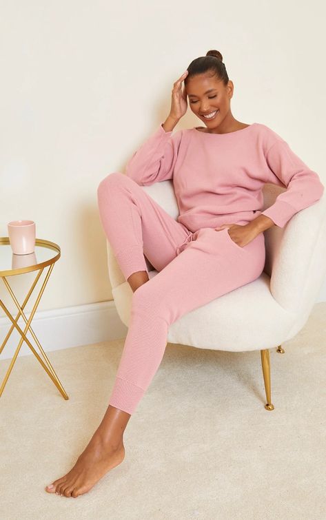 Loungewear Aesthetic Photoshoot, Lounge Outfits Black Women, Ruins Photoshoot, Girly Loungewear, Winter Lounge Outfits, Winter Outfit Looks, Lounge Wear Photoshoot, Lounge Wear Ideas, Loungewear Aesthetic