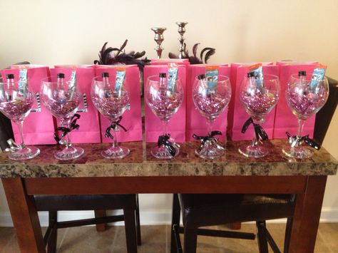 Girls Trip Gifts. A wine glass with shot bottles and a shot glass inside. Ladies Night Gift Bag Ideas, Cabin Trip Gift Bags, Sisters Sleepover, Girls Trip Goodie Bags Ideas, Girls Trip Goodie Bags, Cabin Girls Trip, Birthday Getaway, Ladies Night Party, Vegas Girls Trip