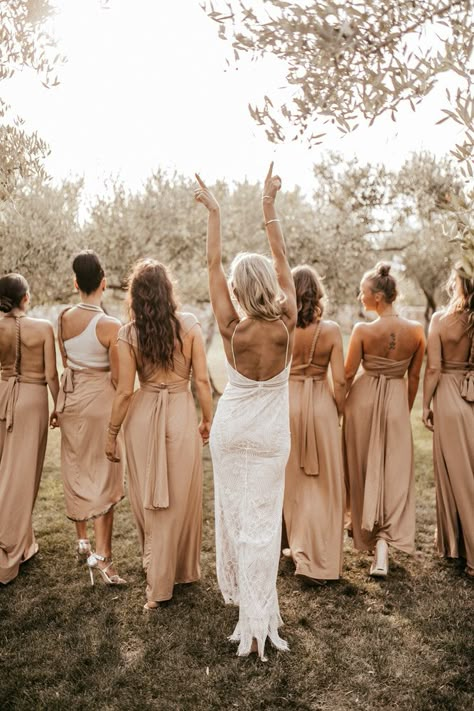 Bridesmaid Photos Without Bouquets, Artsy Bridal Party Photos, Wedding Photos 3 Bridesmaids, Big Wedding Parties, Bridemades Photo Ideas, Bridal Party Photo Ideas Group Shots, Large Bridesmaid Party, Wedding Photos Bride And Bridesmaids, 6 Bridesmaids Pictures