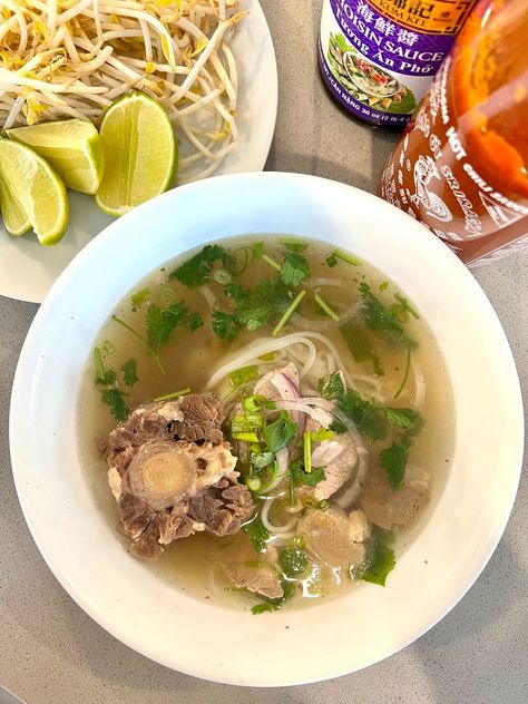 Quick and easy way to make Beef Pho in under 1 hour using an Instant Pot :) although pricey, oxtail pho is the best pho! Oxtail Pho Recipe, Instant Pot Pho Recipe, Oxtail Pho, Pressure Cooker Oxtail, Pork Udon, Beef Oxtail, Thai Beef Salad, Oxtail Soup, Pho Recipe