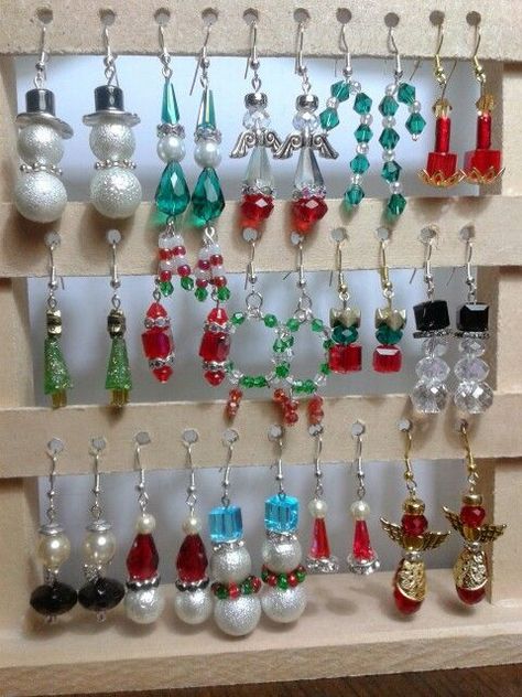 Christmas Earrings Diy Beads, Christmas Bead Earrings, Christmas Earrings Diy, Holiday Earrings Diy, Diy Christmas Earrings, Jul Diy, Christmas Jewelry Diy, Ornament Earrings, Beaded Christmas Decorations