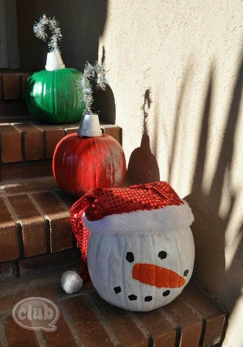 Pumpkins for Christmas decor... Why not? Christopher Williams, Pumpkin Christmas, Pumpkin Snowmen, Diy Pumpkins Crafts, Christmas Pumpkins, Large Pumpkins, Leftover Pumpkin, Labu Halloween, Glitter Spray