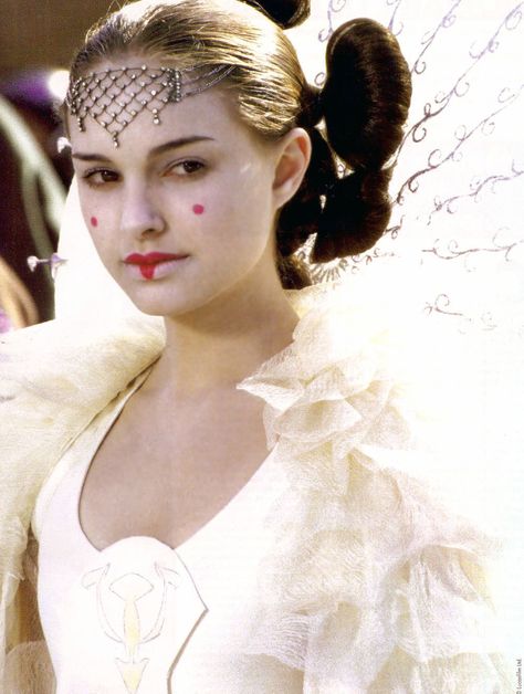 Queen Amidala's parade gown is her final outfit in <i>The Phantom Menance</i>. Chewbacca Wallpaper, Natalie Portman Star Wars, Star Wars Makeup, Star Wars Padme Amidala, Amidala Star Wars, Padmé Amidala, Star Wars Padme, Queen Amidala, Star Wars Jewelry