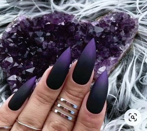 Stilleto Ombre Acrylic Nails, Black And Purple Ombré Nails, Black To Purple Ombre Nails, Purple Stilleto Nails Designs, Purple Black Ombre Nails, Edgy Stiletto Nails, Goth Nails Stiletto, Black And Purple Ombre Nails, Halloween Nails Matte