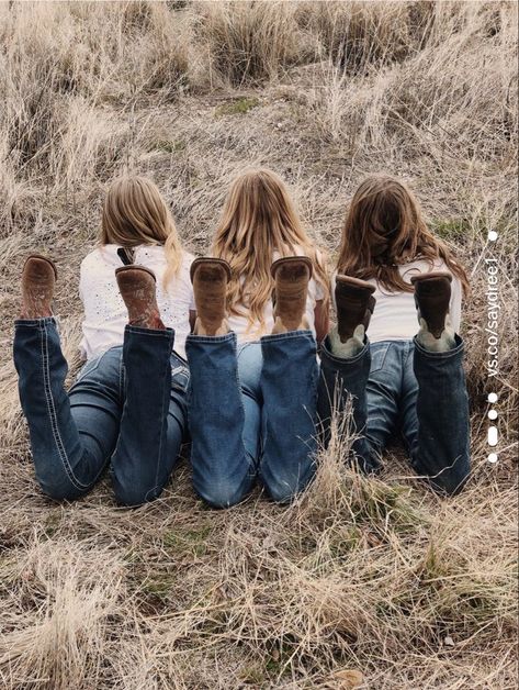 Western Photoshoot Ideas Friends, Western Best Friend Pictures, Country Best Friend Pictures, Country Best Friends, Western Photoshoot, Cowgirl Pictures, Country Girl Life, Casual Country Outfits, Western Photo