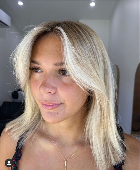 Short Blonde Face Framing, Short Blonde Hair Face Frame, Blonde Hair Root Stretch, Root Stretch Hair Blonde Balayage, Root Stretch Hair Blonde Short, Short Blonde Hair With Face Framing, Short Hair Styles Sleek, Bright Blonde Face Framing Highlights, Root Stretch Blonde