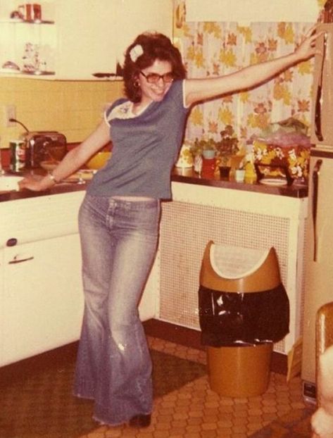 70s Real Photos, Real Pictures From The 70s, Real Photos From The 70s, Real 60s Photos, Real 70s Photos, 70s Mode, Kitchen Queen, Dancing In The Kitchen, 70s Photos