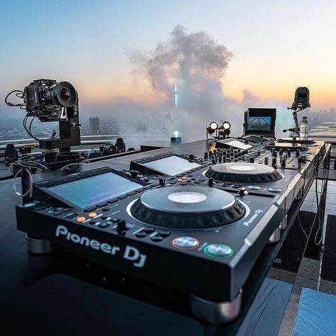 Pioneer Cdj, Electro House Music, Editing Studio, Female Dj, Home Recording Studio Setup, Dj Room, Dj Art, Dj Photos, Music Studio Room