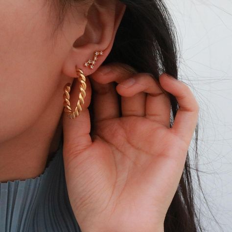 Raise your hand if every time you wear a constellation earring and hear people’s compliments. #meideyajewelry Vintage Aesthetic Christmas, Ear Piercings Daith, Daith Piercing Stud, Constellation Piercing, Gift Ideas Trendy, Trendy Teen Fashion, Constellation Piercings, Casual Christmas Party Outfit, Daith Rings