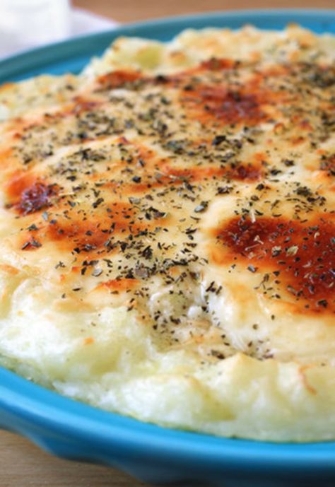 Take your mashed potatoes to a new level with this mozzarella potato pie recipe! This dish has your favorite ingredients—cheese, garlic and seasonings! Potato Mozzarella Recipe, Potatoes With Mozzarella Cheese, Mozzarella Potatoes, Potato Pie Recipe, Meat Sauce Recipes, Diy Dish, Mozzarella Recipes, Mashed Potato Recipes, Everyday Dishes