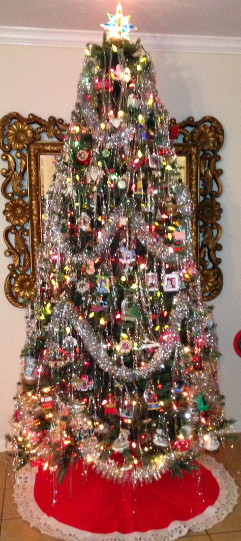 Retro Christmas Tree with ice sickles. Vintage Rustic Christmas Decorations, Old Fashion Christmas Tree, Antique Christmas Tree, Amazing Christmas Trees, Vintage Christmas Tree Decorations, Christmas Tree Inspo, Vintage Christmas Lights, Tinsel Christmas Tree, Retro Christmas Tree