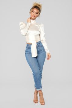 Women In Jeans Photoshoot, Birthday Photography Poses Women, Posing In Jeans, White Top Jeans Photoshoot, Natural Model Poses, Studio Poses For Women Standing, Poses For Photoshoot Models, Studio Poses For Women, Full Body Portrait Photography