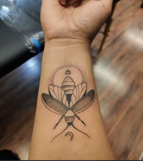 Firefly Tattoo Simple, Lightning Bug Tattoo, Firefly Tattoo, Traditional Tattoo Flash Art, Beetle Tattoo, Basic Tattoos, Flying Tattoo, Bestie Tattoo, Knuckle Tattoos