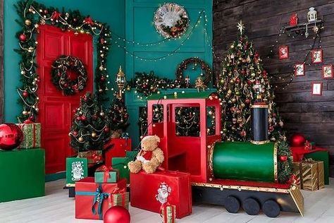 Set Natale Photo, Christmas Toyland, Farmhouse Throw Pillows, House Decor Ideas, Christmas Booth, Diy Christmas Candy, Photo Backdrop Christmas, Grinch Christmas Party, Christmas Stage