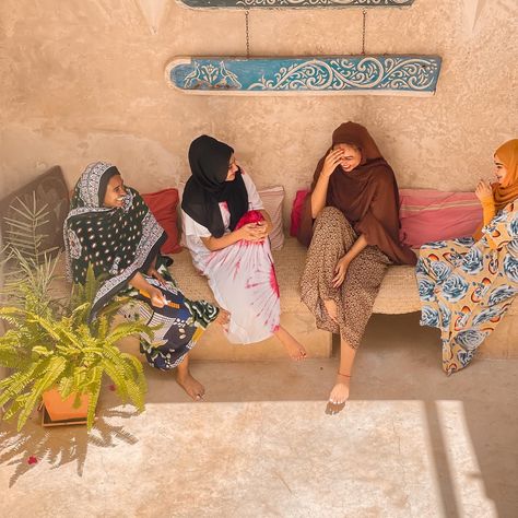 Hijabi girl squad, swahili traditional outfits, lamu, holiday, girls trip, photo inspo Swahili Aesthetic, The Menu Poster, Kenya Culture, Swahili Culture, Somali Beauty, Lamu Kenya, Somali Culture, Somali Wedding, Arab Core