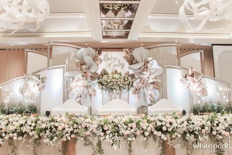 Pelamin Elegant Mewah, Wedding Decorations Indoor Elegant Gold, Dekorasi Wedding Indoor, Decoration Wedding Indoor, Decor Wedding Indoor, Dekor Wedding Pelaminan, Rustic Wedding Decor Indoor, Wedding Decorations Indoor Elegant, Modern Rustic Wedding Decor